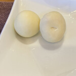 一夜城 ヨロイヅカ・ファーム - おまけでもらった。中にフリーズドライのイチゴ。周りはホワイトチョコ。