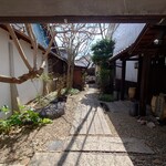 Furenchi Okumuratei - 門から入った所
      右側がフレンチの奥村邸となる