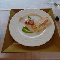 フレンチ 奥村邸 - ▷3種の新玉ねぎのオードブル
                      ◯自家製の新玉ねぎを練り込んだカンパーニュにパンの上に
                      赤ワインと新玉ねぎのジャムを添えてある　との説明