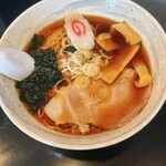 なお井 - このスープ、(1番いい意味で)普通に美味しい醤油ラーメンですよ！最強！！