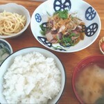 Gohanya Motozawa - かつおのたたき定食(￥900)。小鉢3種と味噌汁セット！