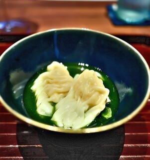 Hiro sawa - 伊勢海老をワンタン包み。縮みほうれん草の金華ハムスープで。