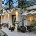 UN LIVRE - お店の外観。どこか海外のカフェーみたいな素敵な店構えです。