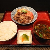 京橋 婆娑羅 - 昼膳「東雲」より主菜、ばさら特選米、赤出汁、香の物。