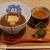 Yamagataya Noriten - おしるこ (880円)。お汁粉、焙じ茶、抹茶蜜のセット。メニュー表に英語で “Sweet Red Kidney Beans Soup ” との併記あり。