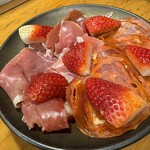 ほ志の - イベリコ豚の盛合わせ（イチゴを乗せて）