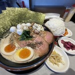 泡家系ラーメン 薩摩家 2号店 - ウルトラマックスラーメン　無限ライスセット　しば漬けと刻み生姜はスタッフに伝えればもらえました！