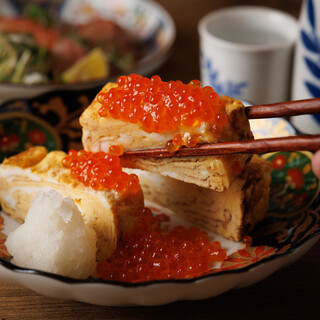 Photogenic on social media ◎ Salmon roe overflowing into the freshly made dashi rolls right in front of you.