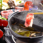 Akayura - アグー豚のしゃぶしゃぶ、すき焼きの２色鍋