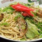 春吉ラーメン - 中太麺にソースが絡んで美味しい焼きラーメン！