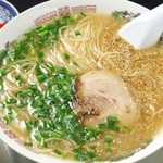 春吉ラーメン - こだわり抜いた豚骨スープと中太麺の相性は抜群！