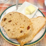 ビストロ アン ファミーユ - 自家製パン（レーズン、バケット）