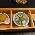 Teshigoto No Mise Chikura - お通し。ばい貝、サツマイモ、そら豆、のっぺ、牛乳豆腐
                        