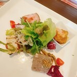 ビストロ アン ファミーユ - 『オードル盛り合わせ』自家製ローストポーク、エビのフリット、豚肉の田舎風パテ、イカのグリル