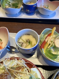 Tokujuan - 茶碗蒸しとサラダ
