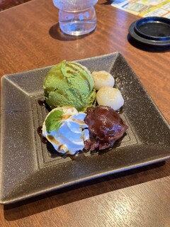 Tokujuan - 抹茶アイスにはアンコと生クリームと餅が共存