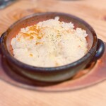 拉麺ひらり - そして、初めてのリゾ飯。
            熱々のココットに入ったチーズ白飯は、チーズがカリカリに焼けており、残ったスープをかけると、絶品のリゾットに変わる。