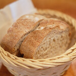ラ スフォリーナ - パスタランチ 1300円 のパン