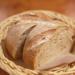 ラ スフォリーナ - パスタランチ 1300円 のパン