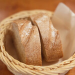 ラ スフォリーナ - パスタランチ 1300円 のパン