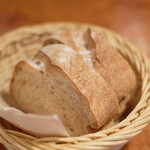 ラ スフォリーナ - パスタランチ 1300円 のパン