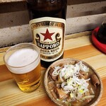 いづみや - 瓶ビール(大ビール)(550円)、もつ煮込み(170円)