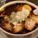 Takeoka shikiramen marutake - 特徴は宮醤油店の醬油がベースの煮豚の煮汁を湯で割った黒黒とした味の濃いスープ、柔らかく味わい深い煮豚、甘みの強い微塵切りの玉葱、そして香り高い都一の乾麺。