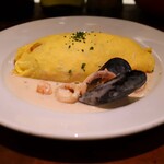 Kitchen CotoCoto - 火曜限定 オムライスランチ(1,200円)
      自家製ドミグラスソース&魚介のクリームソース
      ベビーリーフサラダ付き