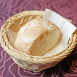 ラ スフォリーナ - パスタランチ 1300円 のパン