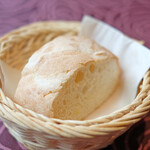 ラ スフォリーナ - パスタランチ 1300円 のパン