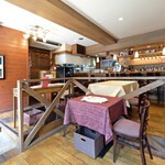 ラ スフォリーナ - 店内のテーブル席の風景です