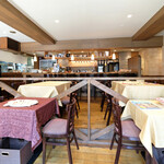 ラ スフォリーナ - 店内のテーブル席の風景です