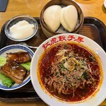 紅虎餃子房 - 紅担々麺＆割包セット