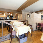 ラ スフォリーナ - 店内のテーブル席の風景です