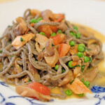 ラ スフォリーナ - パスタランチ 1800円 のトランペット茸を練りこんだコルドネッティネーリ 桜鱒と茸のソース