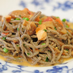 ラ スフォリーナ - パスタランチ 1800円 のトランペット茸を練りこんだコルドネッティネーリ 桜鱒と茸のソース