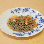 ラ スフォリーナ - パスタランチ 1800円 のトランペット茸を練りこんだコルドネッティネーリ 桜鱒と茸のソース