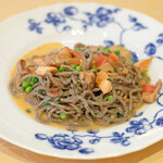 ラ スフォリーナ - パスタランチ 1800円 のトランペット茸を練りこんだコルドネッティネーリ 桜鱒と茸のソース