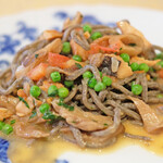 ラ スフォリーナ - パスタランチ 1800円 のトランペット茸を練りこんだコルドネッティネーリ 桜鱒と茸のソース