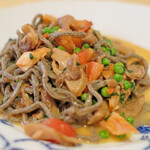 ラ スフォリーナ - パスタランチ 1800円 のトランペット茸を練りこんだコルドネッティネーリ 桜鱒と茸のソース