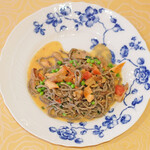 ラ スフォリーナ - パスタランチ 1800円 のトランペット茸を練りこんだコルドネッティネーリ 桜鱒と茸のソース