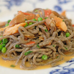 ラ スフォリーナ - パスタランチ 1800円 のトランペット茸を練りこんだコルドネッティネーリ 桜鱒と茸のソース