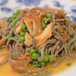 ラ スフォリーナ - パスタランチ 1800円 のトランペット茸を練りこんだコルドネッティネーリ 桜鱒と茸のソース