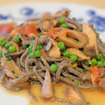 ラ スフォリーナ - パスタランチ 1800円 のトランペット茸を練りこんだコルドネッティネーリ 桜鱒と茸のソース