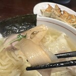 Sano Ramen Takano - メンマは塩・醤油で使い分けてる。塩に乗るメンマはかなり薄味に仕上がってる。