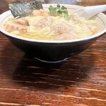 佐野ラ－メン たかの - 横顔。大盛は青い丼になる。並盛が180gで大盛は270gだ。110円での麺増し、なかなか高コスパ。