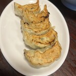 佐野ラ－メン たかの - 佐野らしい、大判なジューシー餃子。たかので餃子を食うのは2度目だと言うのだから、意外… 炒飯食うと腹一杯になるから、いつもは頼まなかったんだねー