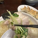 Sano Ramen Takano - カイワレを乗せて食べると、チャーシューが凄く旨いって。なるほど、脂身がカイワレ効果でサッパリになる！クドイチャーシューも良いが、コレはコレで旨すぎる。