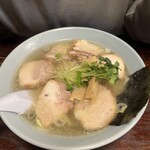 Sano Ramen Takano - 奥さまのチャーシュー麺！これも旨いよね〜！ちょぱ家は断然、「塩」なのです。…あ、以前、息子っちは中華そば啜ってたなぁ…