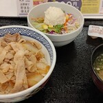 吉野家 - 豚丼並と味噌汁、サラダセット